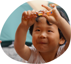 おかしを開けようとしてる子