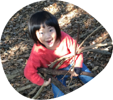 枝を抱えている子