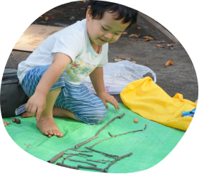 シートに枝を並べる子