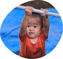 デッキブラシを持ち上げる子