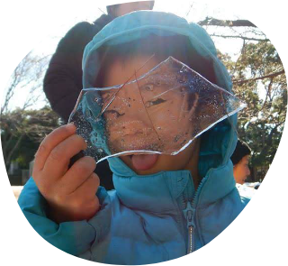 氷を通して見てる子