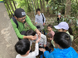 自然あそび 虫を捕まえているところ