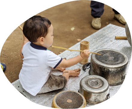 おなべをたたいて遊ぶ男の子